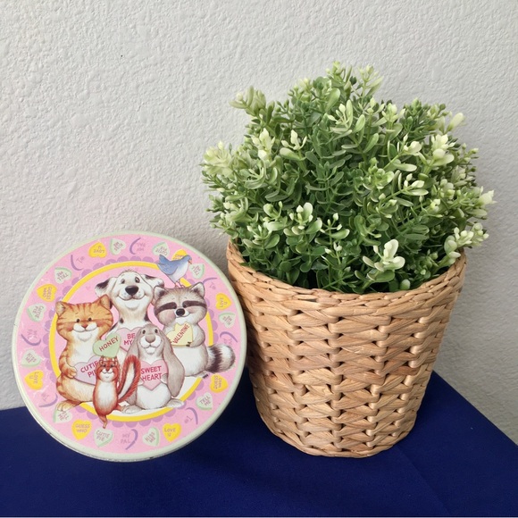 Vintage Sweetheart Valentine’s Day Animal Tin - Picture 1 of 8